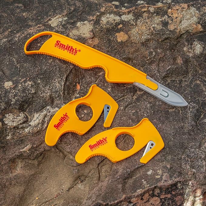 Smith's 51397 Field Dressing Combo Kit – Skinning Knife – 2x Gut Hooks – Surgical-Grade Steel Blade – Plastic Blade Cover – Disposable Cleaning Knives – Deet Hunting Knives – Lightweight, Yellow